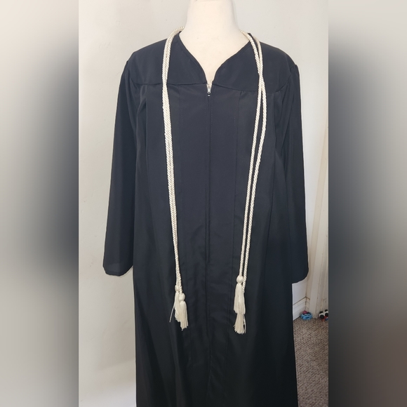 Graduation robe - Picture 2 of 2